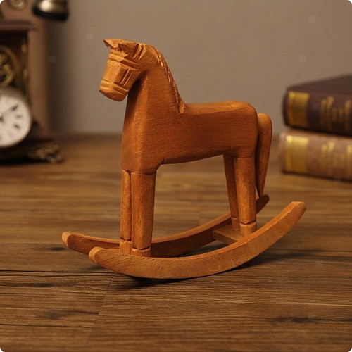 Kleines schaukelpferd aus holz - aus,