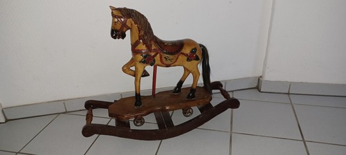Antikes schaukelpferd aus holz - antikes,
