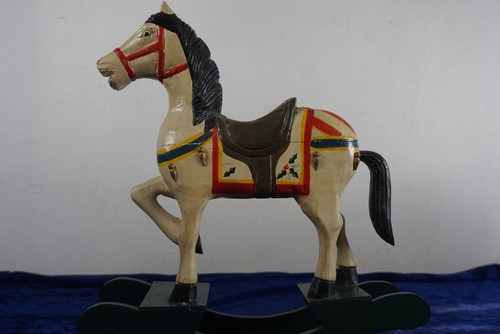 Antikes pferd holzpferd - pferd,