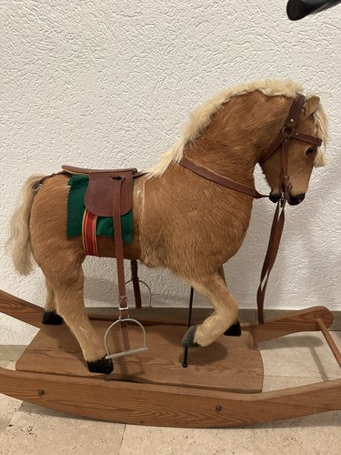 Holzpferd auf rädern - holzpferd,