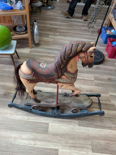 Antikes schaukelpferd aus holz - schaukelpferd,