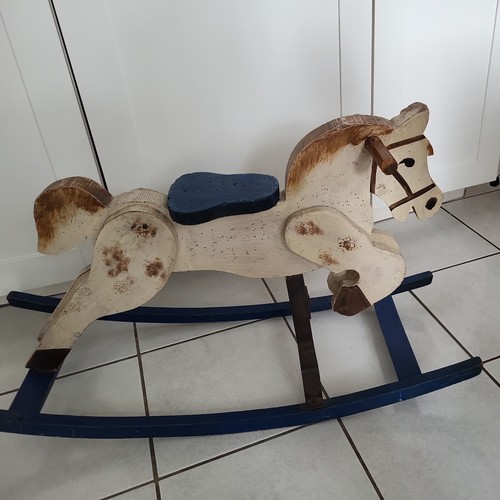 Altes holzpferd schaukelpferd - altes,