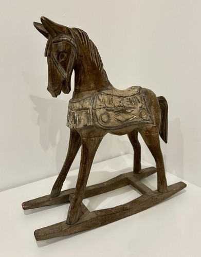 Uraltes schaukelpferd aus holz - aus,