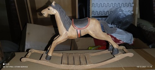 Antikes schaukelpferd aus holz - schaukelpferd,