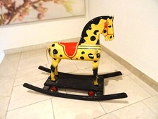 Altes Schaukelpferd mit Wippe